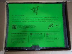 Verpackung des Razer Iskur V2 Gaming-Stuhls geöffnet