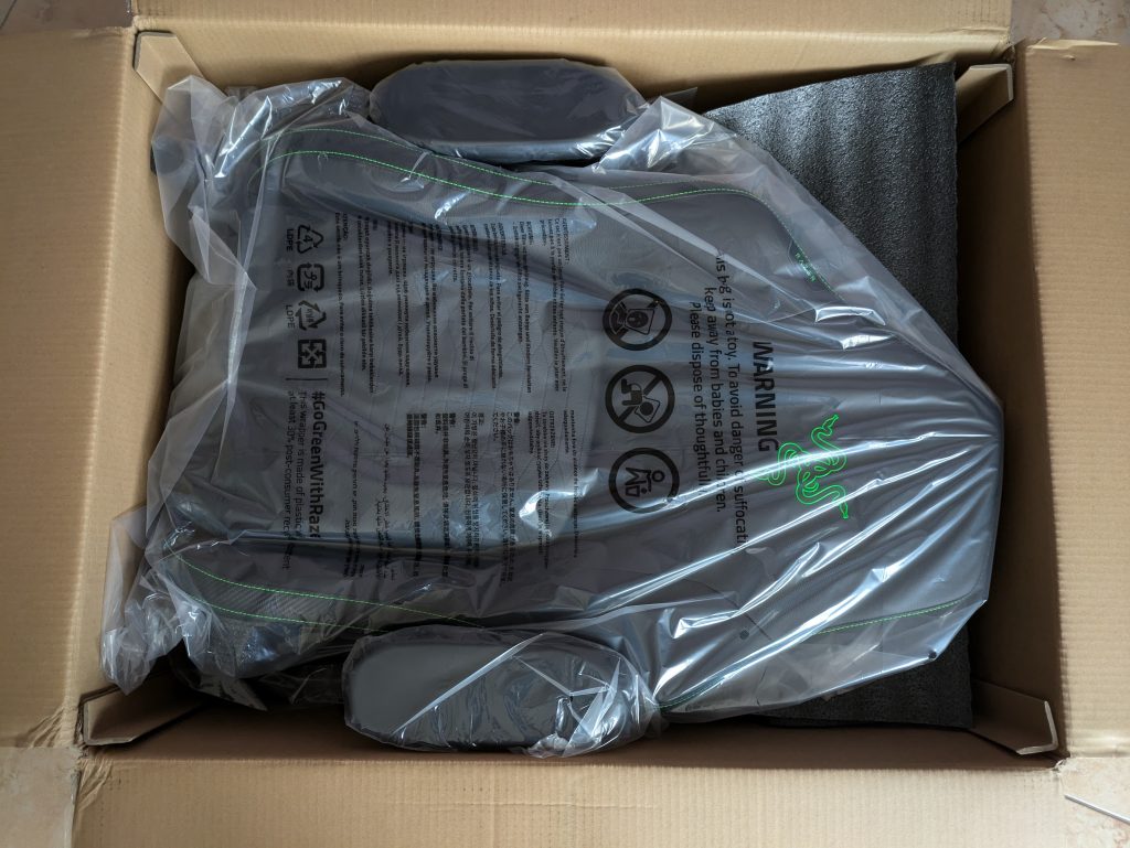 Verpackung des Razer Iskur V2 Gaming-Stuhls geöffnet (4)