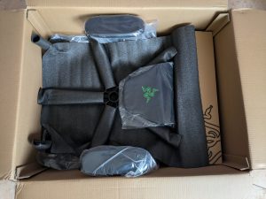 Verpackung des Razer Iskur V2 Gaming-Stuhls geöffnet (5)