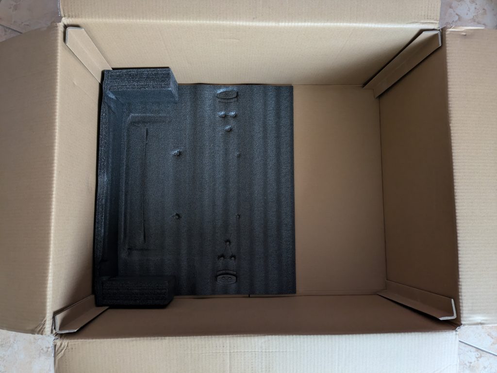 Verpackung des Razer Iskur V2 Gaming-Stuhls geöffnet (6)
