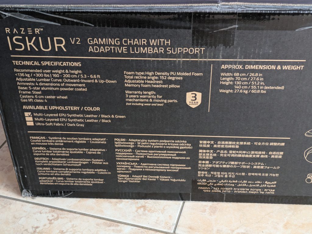 Verpackung des Razer Iskur V2 Gaming-Stuhls von der Seite in der Nahansicht