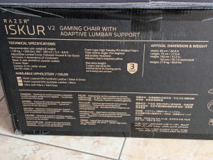 Verpackung des Razer Iskur V2 Gaming-Stuhls von der Seite in der Nahansicht
