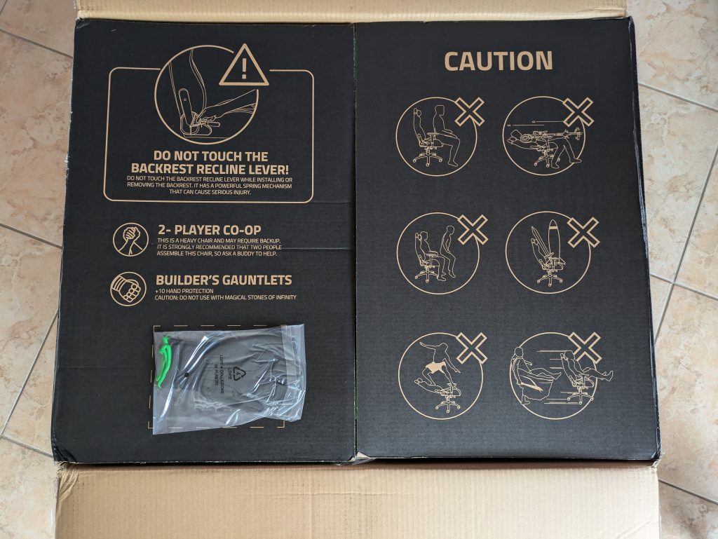 Verpackung des Razer Iskur V2 Gaming-Stuhls von oben (2)