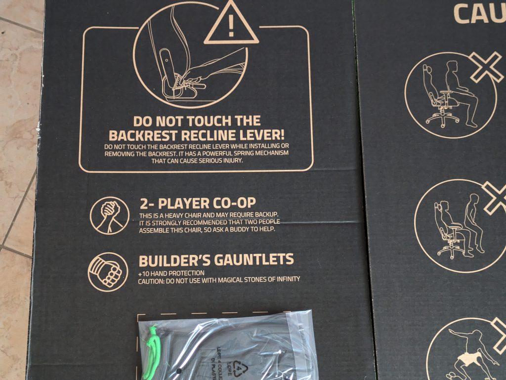 Verpackung des Razer Iskur V2 Gaming-Stuhls von oben (3)