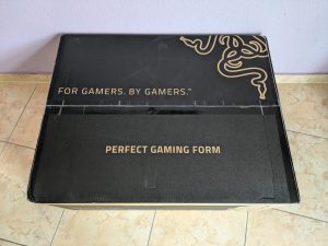 Verpackung des Razer Iskur V2 Gaming-Stuhls von oben