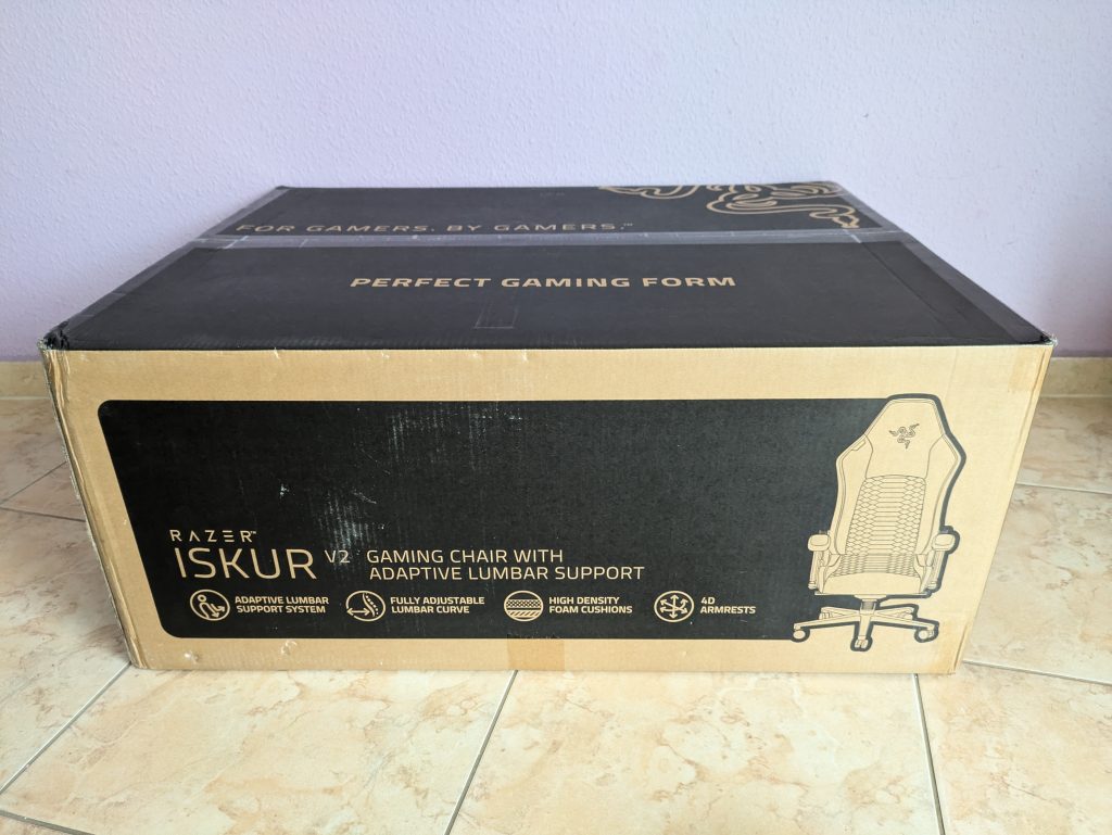 Verpackung des Razer Iskur V2 Gaming-Stuhls von vorne