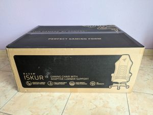 Verpackung des Razer Iskur V2 Gaming-Stuhls von vorne
