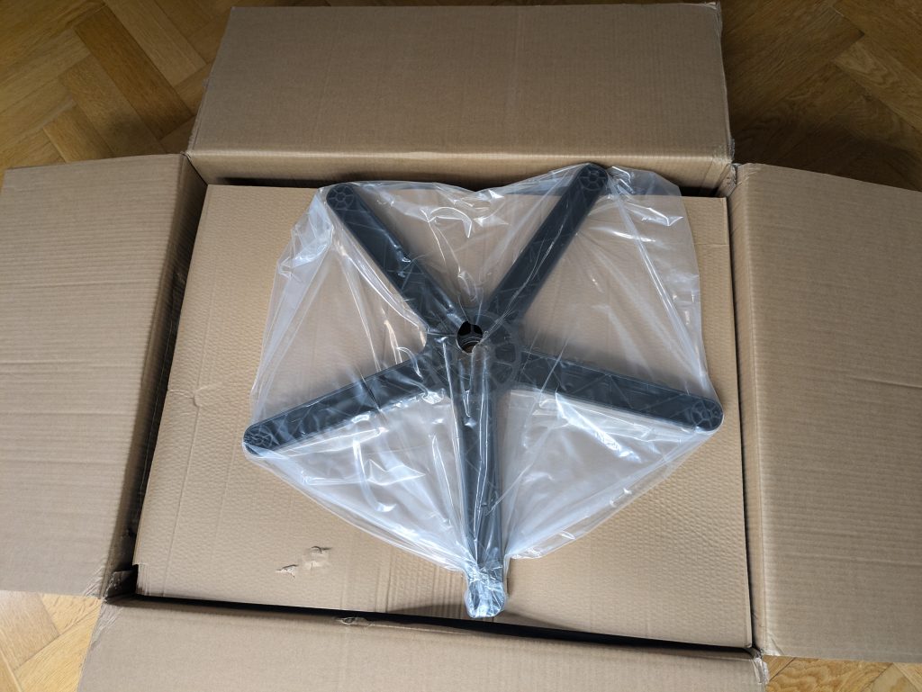 Verpackung des Robas Lund DX Racer 6 OHFD32NW Gaming Stuhl geöffnet
