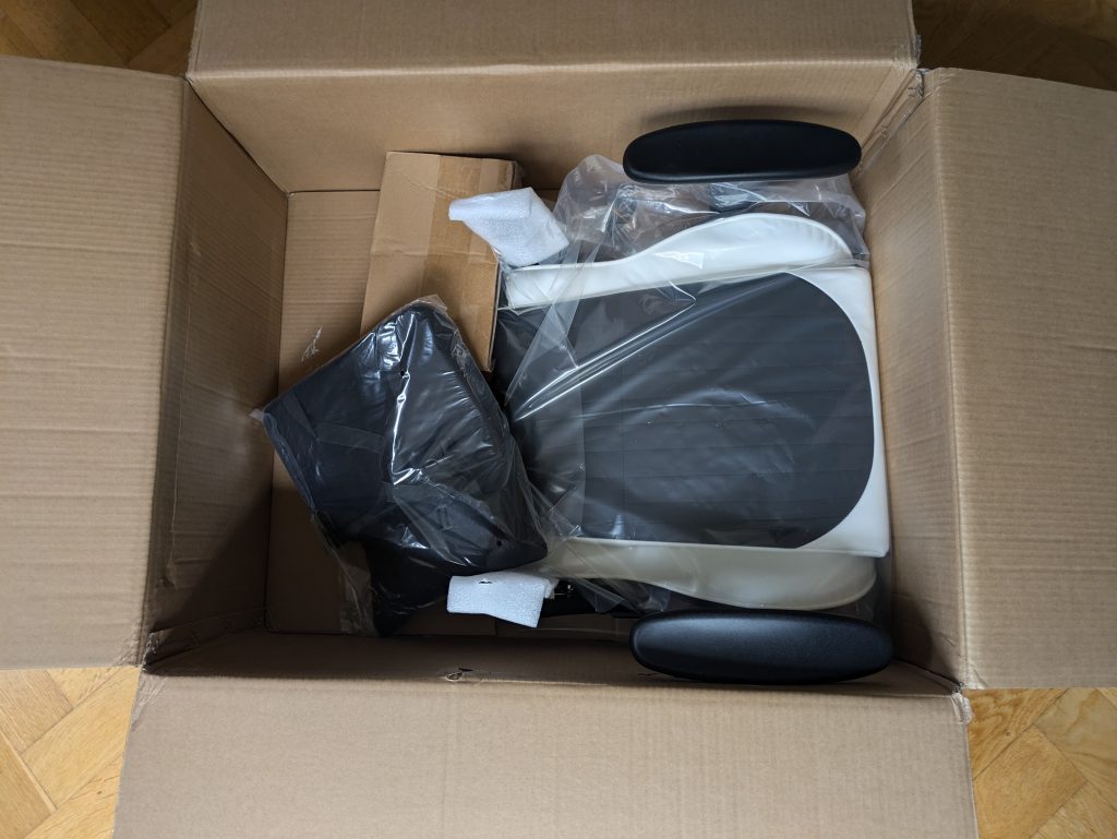 Verpackung des Robas Lund DX Racer 6 OHFD32NW Gaming Stuhls geöffnet (2)