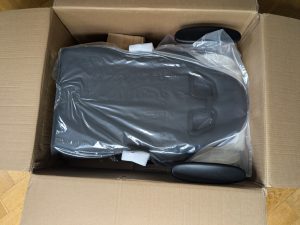 Verpackung des Robas Lund DX Racer 6 OHFD32NW Gaming Stuhls geöffnet