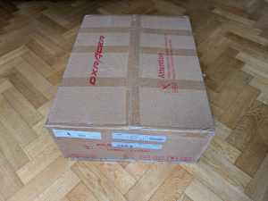 Verpackung des Robas Lund DX Racer 6 OHFD32NW Gaming Stuhls von der Seite