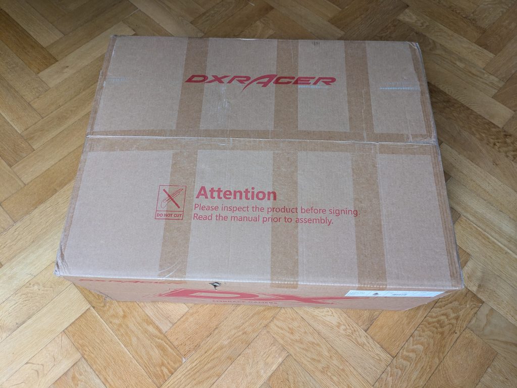 Verpackung des Robas Lund DX Racer 6 OHFD32NW Gaming Stuhls von vorne