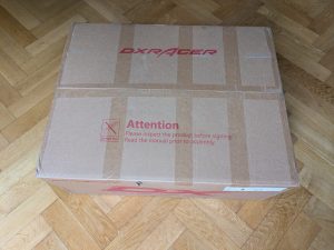 Verpackung des Robas Lund DX Racer 6 OHFD32NW Gaming Stuhls von vorne