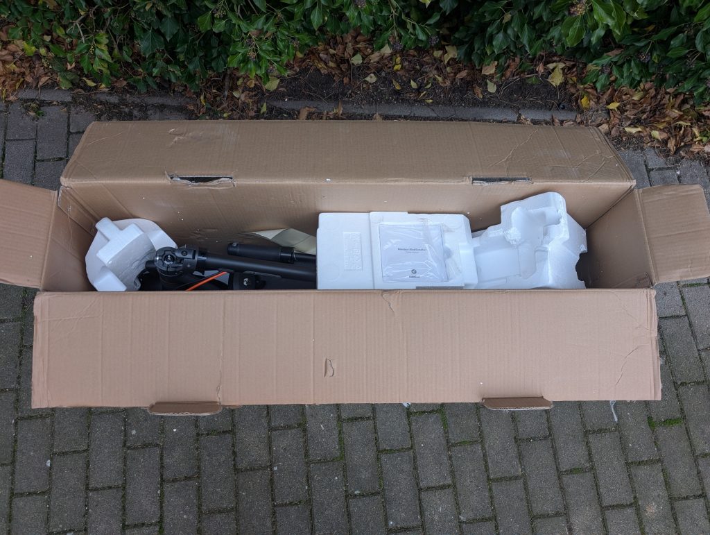 Verpackung des Segway Ninebot F2 Pro E-Scooters geöffnet