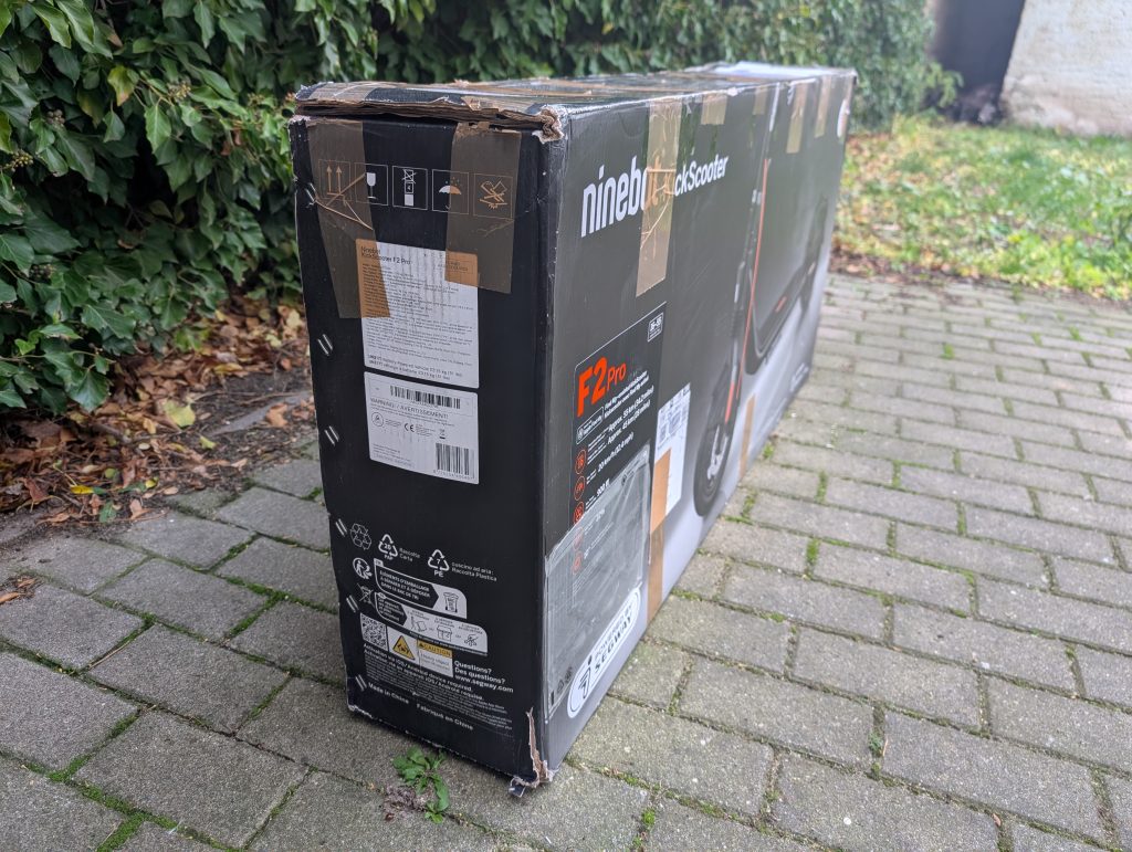 Verpackung des Segway Ninebot F2 Pro E-Scooters von links