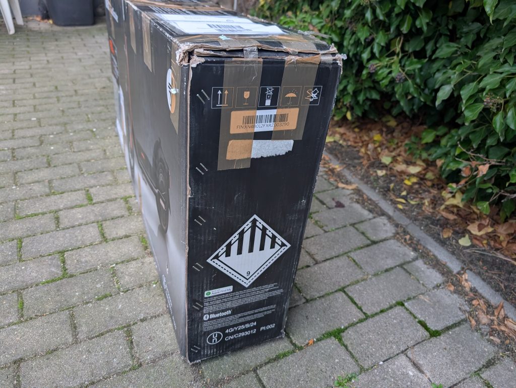 Verpackung des Segway Ninebot F2 Pro E-Scooters von rechts