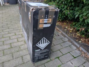 Verpackung des Segway Ninebot F2 Pro E-Scooters von rechts