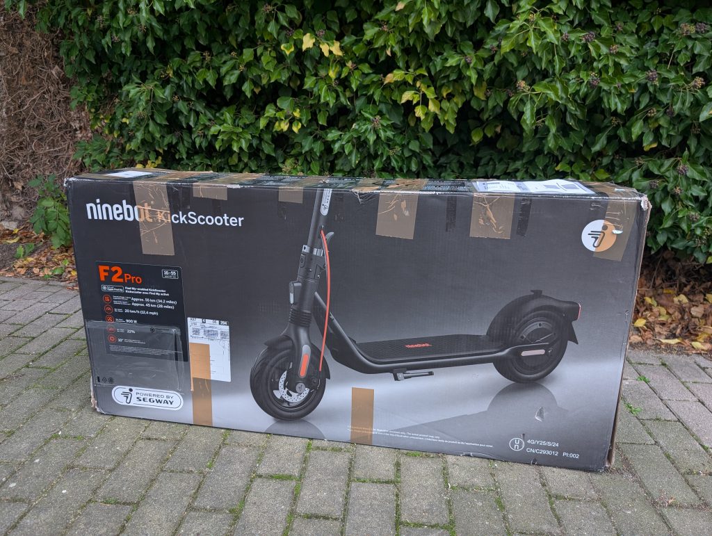 Verpackung des Segway Ninebot F2 Pro E-Scooters von vorne