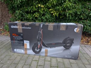 Verpackung des Segway Ninebot F2 Pro E-Scooters von vorne