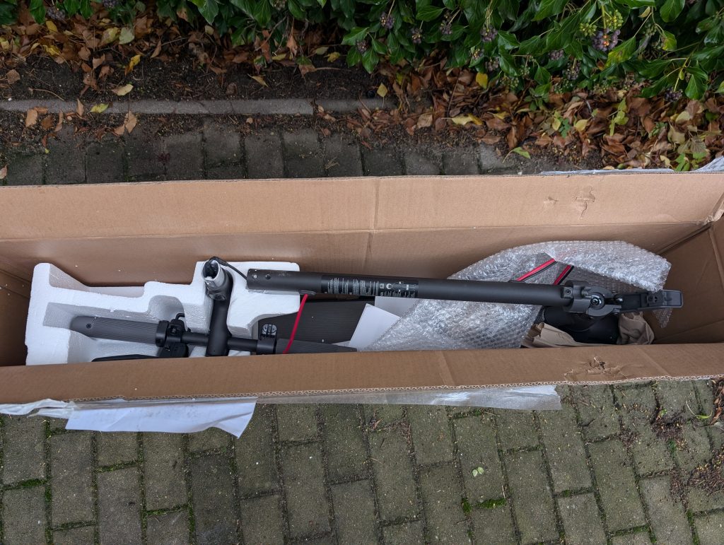 Verpackung des Xiaomi 4 Lite E-Scooters geöffnet