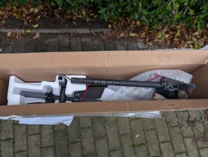 Verpackung des Xiaomi 4 Lite E-Scooters geöffnet