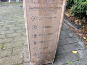 Verpackung des Xiaomi 4 Lite E-Scooters in der Nahansicht