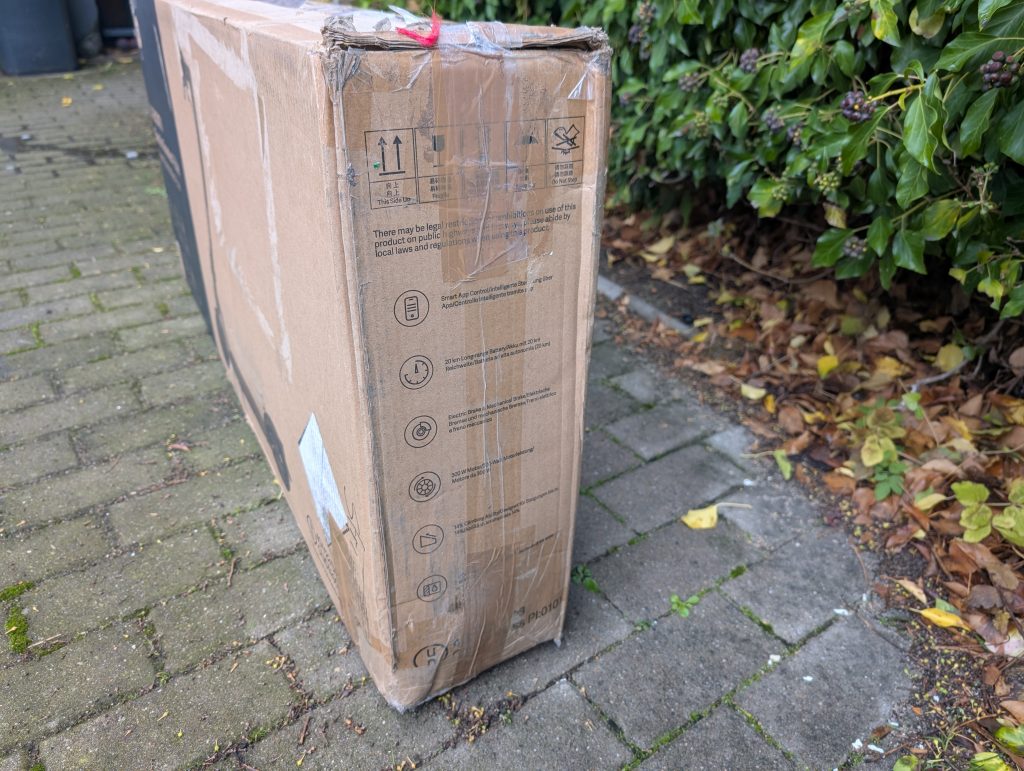 Verpackung des Xiaomi 4 Lite E-Scooters von rechts