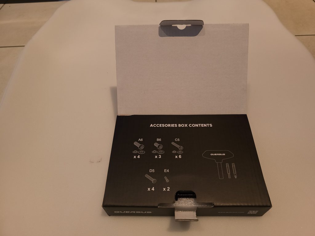 Verpackung des Zubehörs des Quersus ICOS Edition ONE Gaming-Stuhls (2)