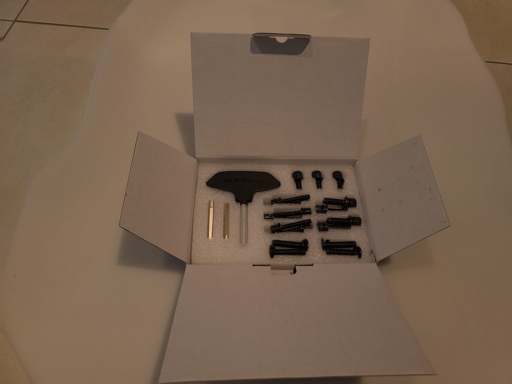 Verpackung des Zubehörs des Quersus ICOS Edition ONE Gaming-Stuhls (3)