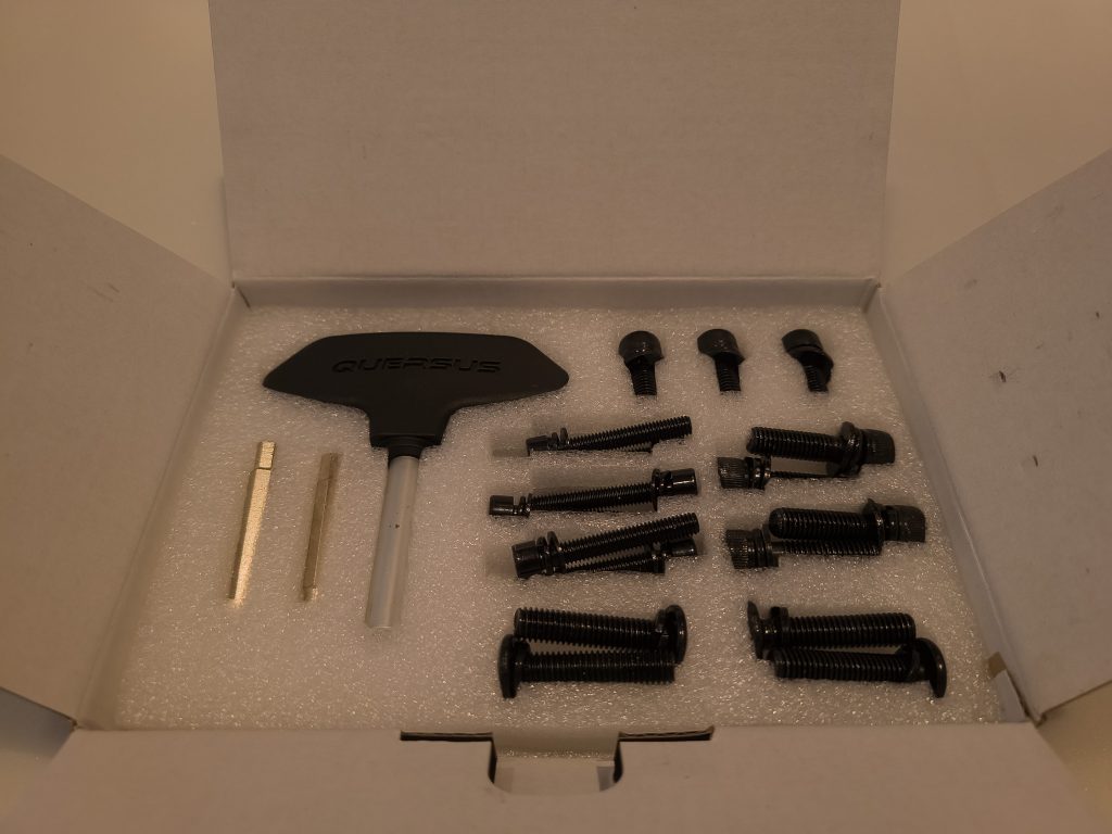 Verpackung des Zubehörs des Quersus ICOS Edition ONE Gaming-Stuhls (4)