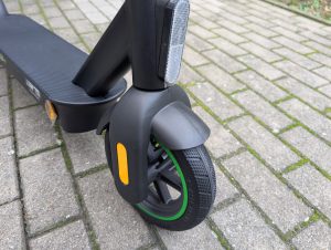 Vorderrad des Acer AES023 E-Scooters
