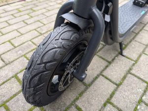 Vorderrad des Egret X+ E-Scooters von oben