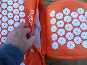 Wellax-Akupressurmatte Nackenkissen an Matte fixieren