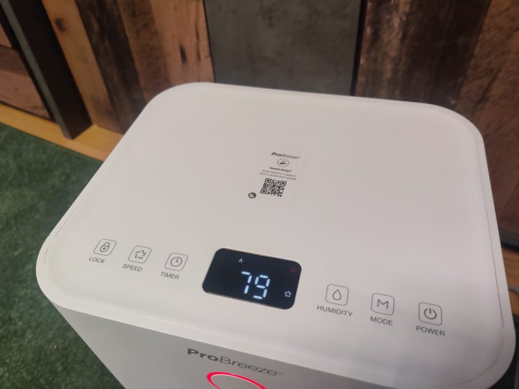 Pro Breeze PB-18 Luftentfeuchter Bedienfeld im Betrieb