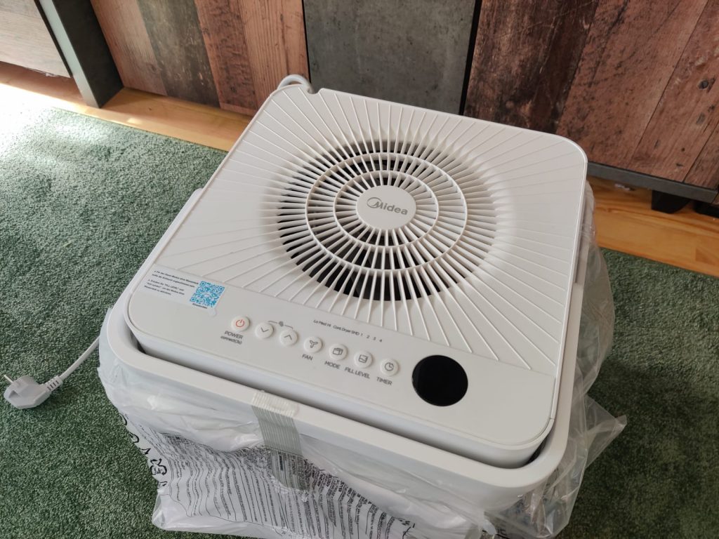 Midea Cube 20 Luftentfeuchter ausgepackt von oben