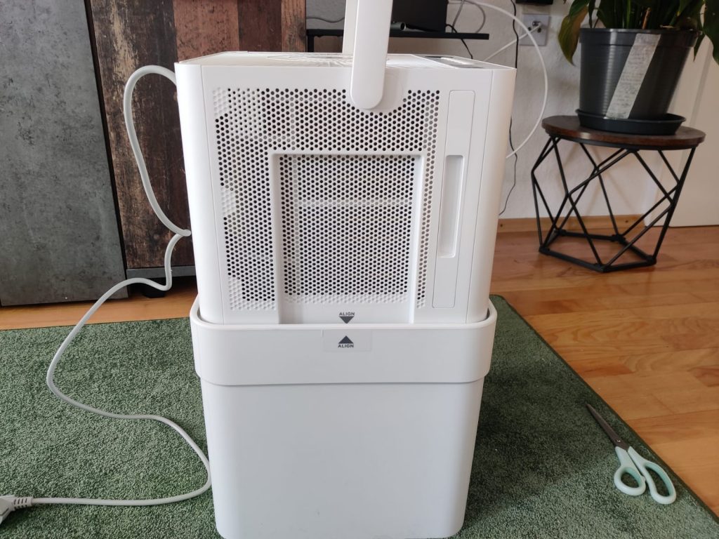Midea Cube 20 Luftentfeuchter mit montiertem Eimer