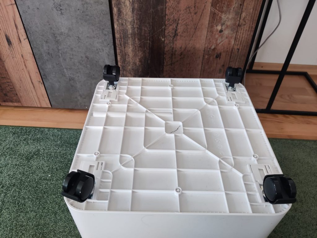 Midea Cube 20 Luftentfeuchter mit montierten Rollen