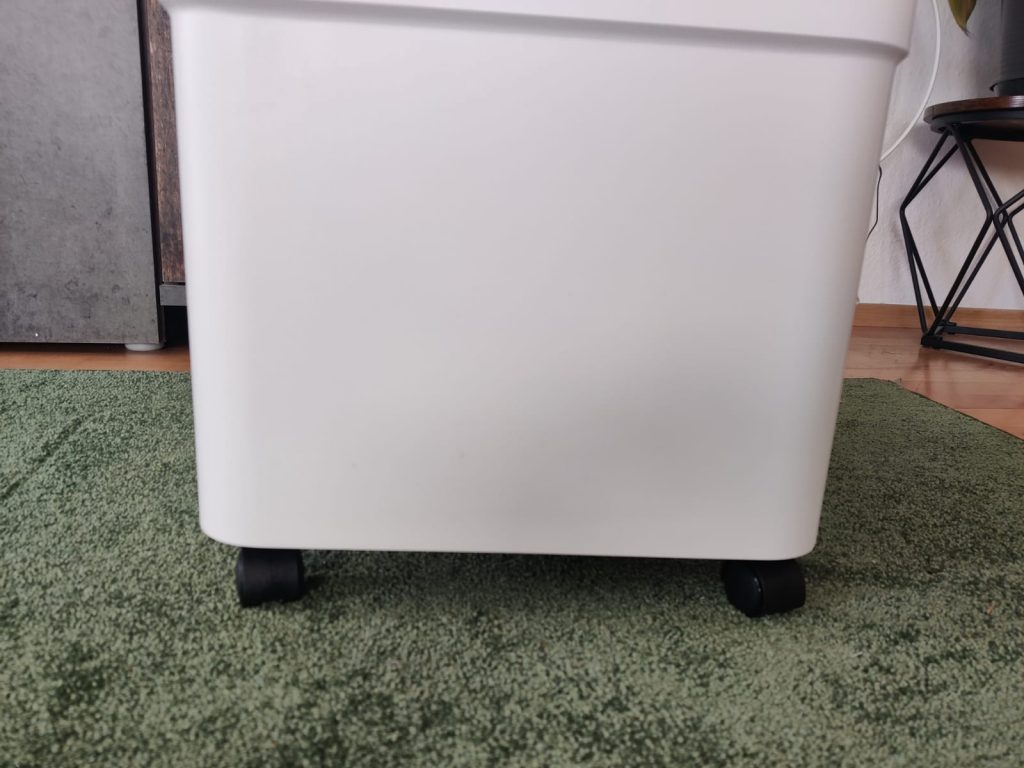 Midea Cube 20 Luftentfeuchter mit Laufrollen montiert