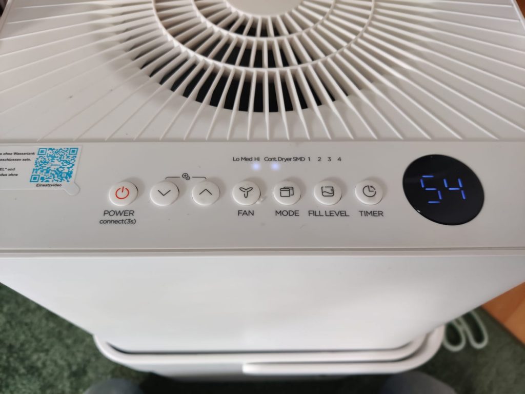 Midea Cube 20 Luftentfeuchter Bedienfeld im Betrieb