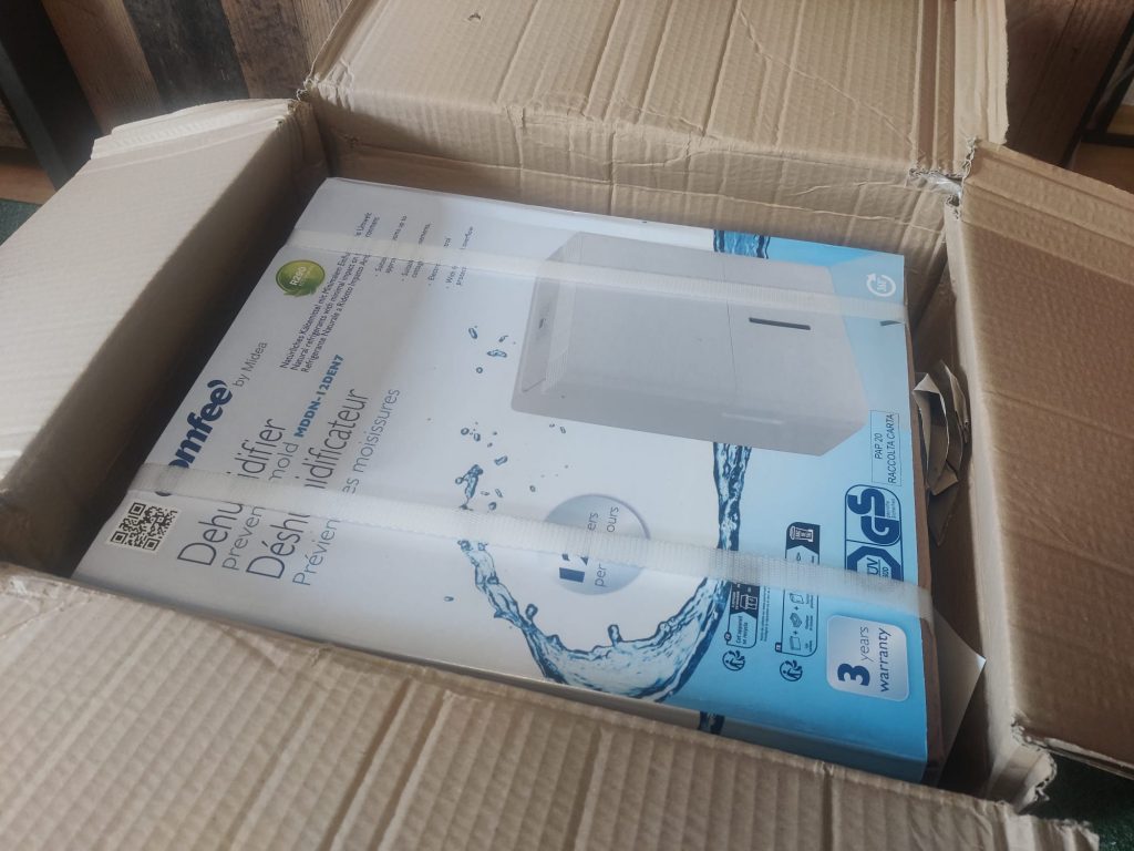 Comfee MDDN-12DEN7 Luftentfeuchter Umkarton geöffnet