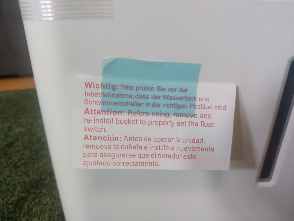 Comfee MDDN-12DEN7 Luftentfeuchter Warnzettel am Gehäuse