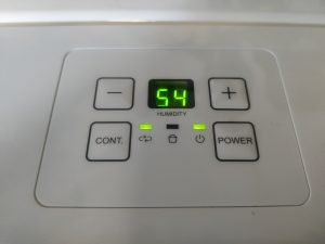Comfee MDDN-12DEN7 Luftentfeuchter Bedienfeld im Betrieb