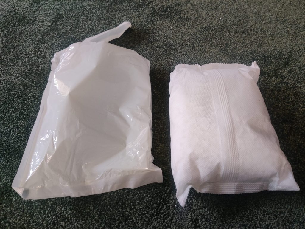 BonAura® AirOne Luftentfeuchter Granulatbeutel ausgepackt