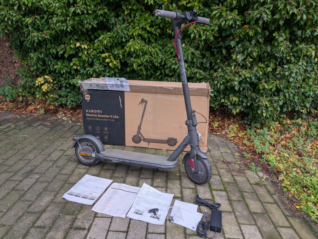Xiaomi 4 Lite E-Scooter mit Verpackung und Zubehör