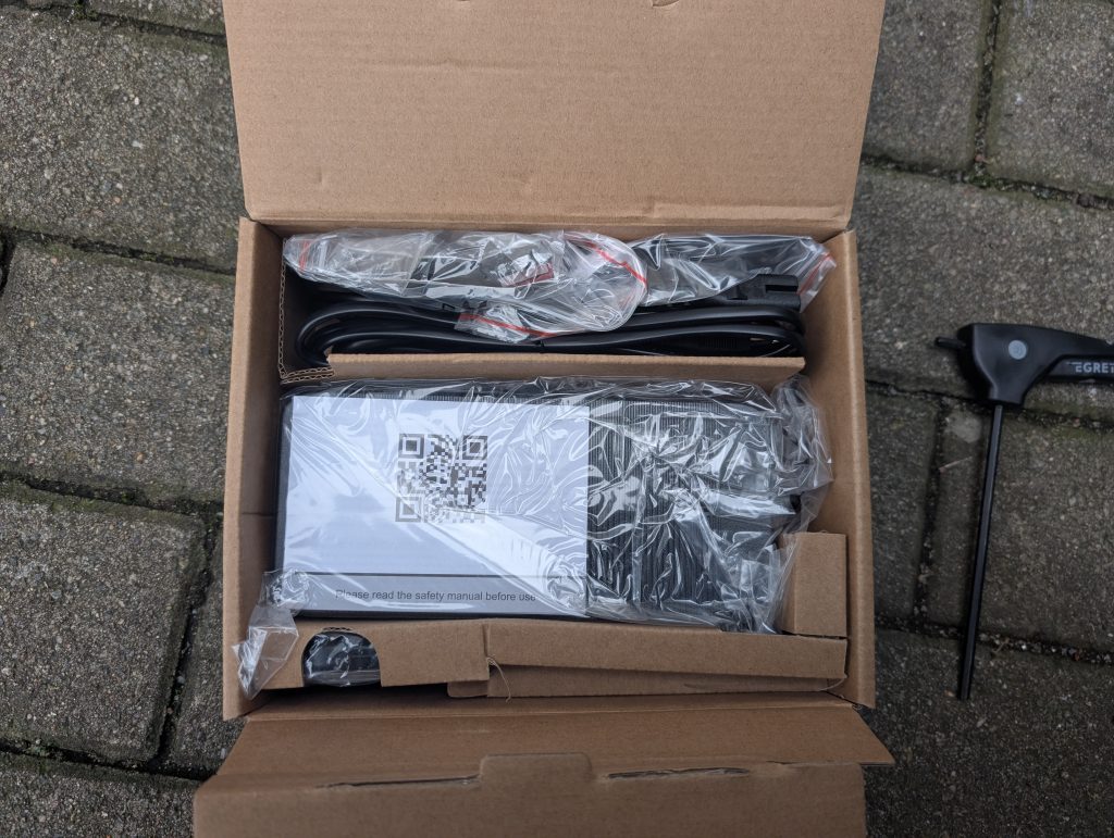 Zubehörverpackung des Egret X+ E-Scooters geöffnet