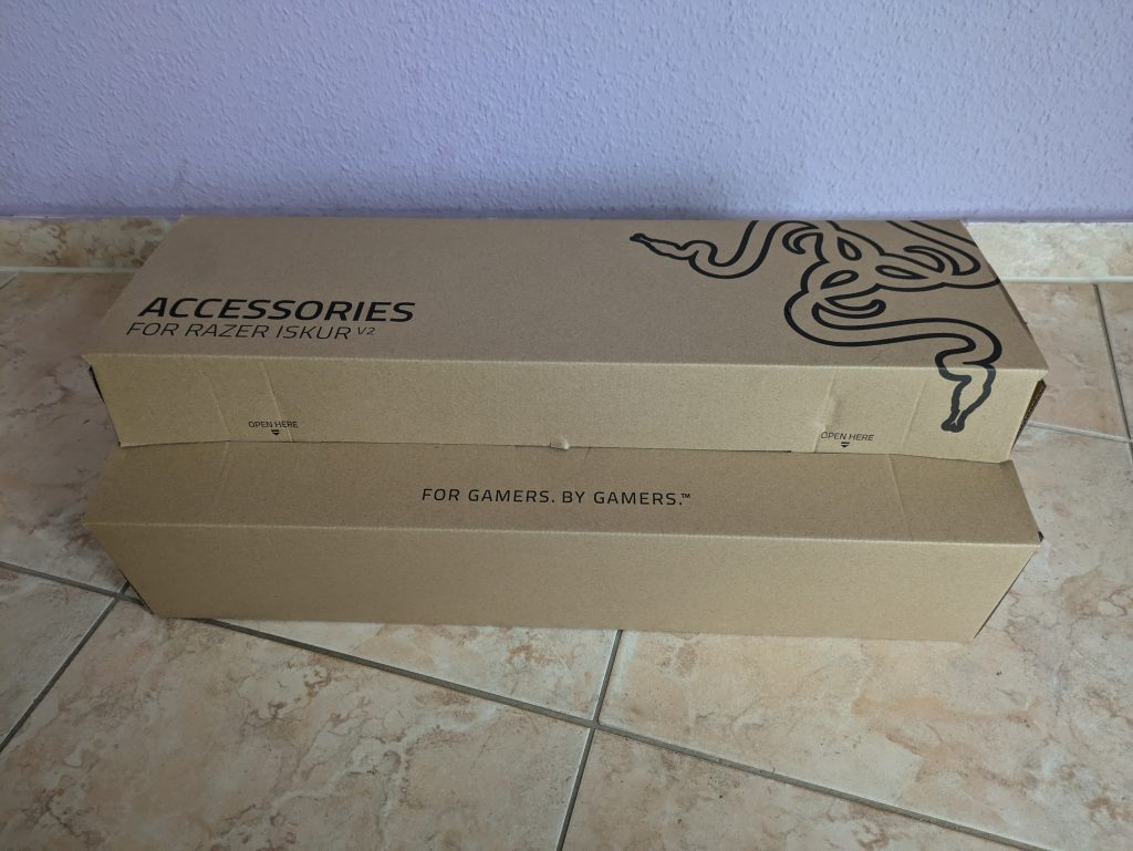 Zubehörverpackung des Razer Iskur V2 Gaming-Stuhls