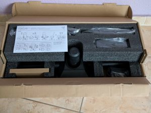 Zubehörverpackung des Razer Iskur V2 Gaming-Stuhls geöffnet