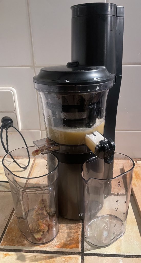 nutribullet NBJ500 Slow-Juicer Beim Entsaften von Äpfeln