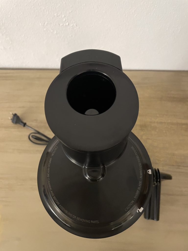nutribullet NBJ500 Slow-Juicer Einfüllöffnung verschlossen mit kleiner Zusatzöffnung