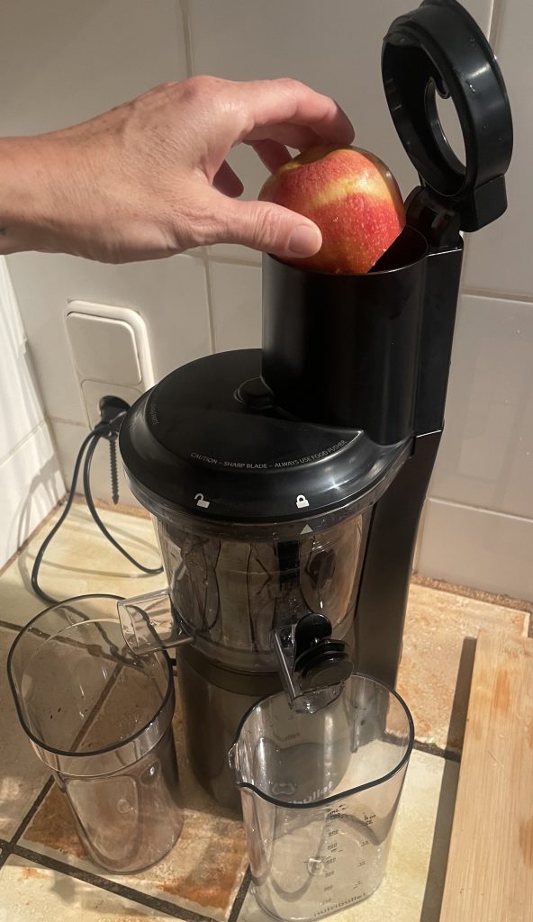 nutribullet NBJ500 Slow-Juicer beim Einfüllen ganzer Äpfel
